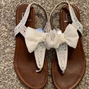 Size 7 material girl flip flops